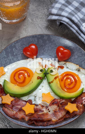 Fun food. Escargots petit-déjeuner pour la Saint-Valentin Banque D'Images