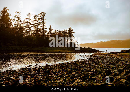 Magic Island silhouette au coucher du soleil près de zone de loisirs, Point de flétan de Sitka, Alaska, USA. Banque D'Images