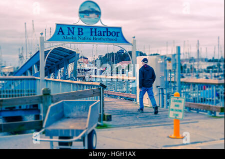 Man Walking down passerelle à l'Alaska Native Brotherhood Harbour à Sitka, Alaska, USA. Banque D'Images