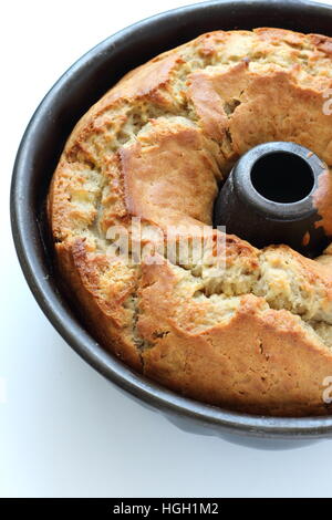 Gâteau banane fraîchement cuit avec une croûte craquelée Banque D'Images