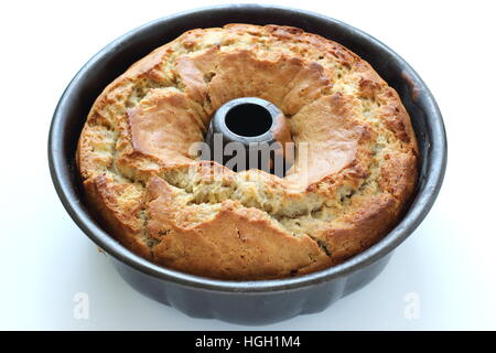 Gâteau banane fraîchement cuit avec une croûte craquelée isolated Banque D'Images