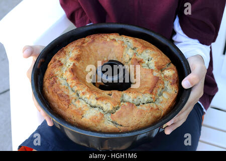 Gâteau banane fraîchement cuit avec une croûte craquelée Banque D'Images