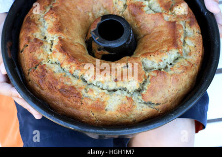 Gâteau banane fraîchement cuit avec une croûte craquelée Banque D'Images