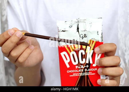 Close up of Pocky saveur Chocolat biscuit couvert Banque D'Images