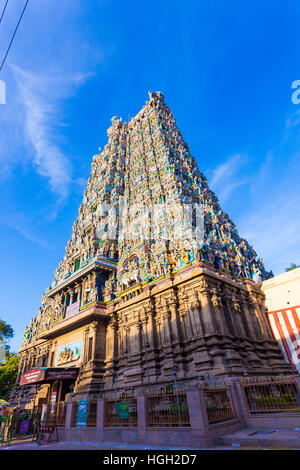 La garde de sécurité à West Tower Gateway de Meenakshi Amman Temple sur un ciel bleu, jour de l'état indien du Tamil Nadu Banque D'Images