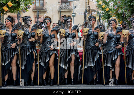 Les femmes dans des vêtements historiques, Maures et Chrétiens Parade, Moros y Cristianos, Jijona Xixona, ou Province d'Alicante Banque D'Images