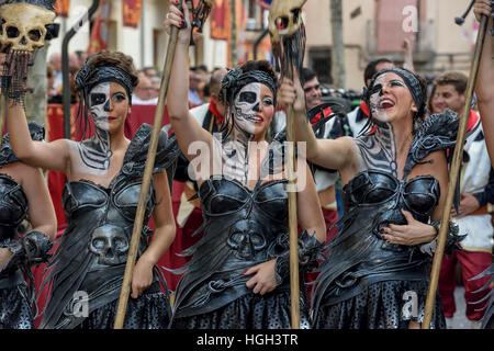 Les femmes dans des vêtements historiques, Maures et Chrétiens Parade, Moros y Cristianos, Jijona Xixona, ou Province d'Alicante Banque D'Images