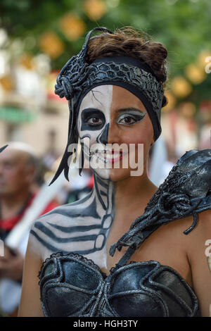 Femme dans la ville historique de vêtements, smiling, Maures et Chrétiens Parade, Moros y Cristianos, Jijona Xixona, ou Province d'Alicante Banque D'Images