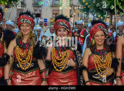 Les femmes dans des vêtements historiques, Maures et Chrétiens Parade, Moros y Cristianos, Jijona Xixona, ou Province d'Alicante Banque D'Images