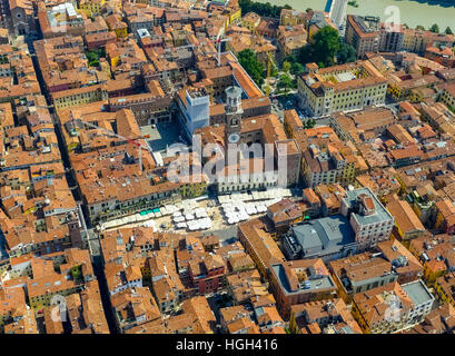 Vue sur le centre-ville avec la Piazza delle Erbe, place du marché, le Domus mercatorum, Torre dei Lamberti, province de Vérone Banque D'Images