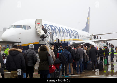 Les passagers d'avion de Boeing dans le mauvais temps, Ryanair, l'aéroport de Frankfurt-Hahn, Francfort, Rhénanie-Palatinat, Allemagne Banque D'Images