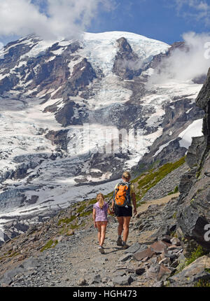 Randonneurs sur le sentier Skyline en face de Mont Rainier, Paradise, Boucle Mount Rainier National Park, des Cascades Banque D'Images
