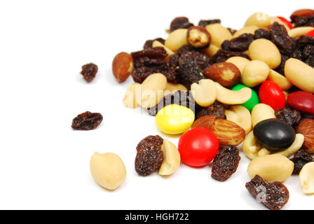 Dispersés. Snack-randonnée allie protéines, fibres, et des bonbons. Raisin, arachides, noix, amandes et morceaux de chocolat. Banque D'Images