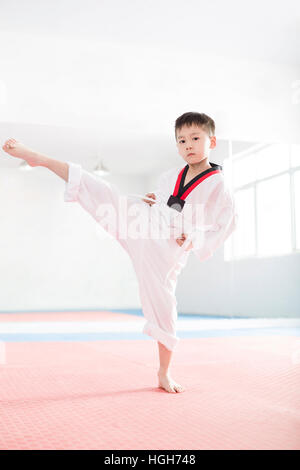 Cute boy pratiquer le Tae Kwon Do Banque D'Images