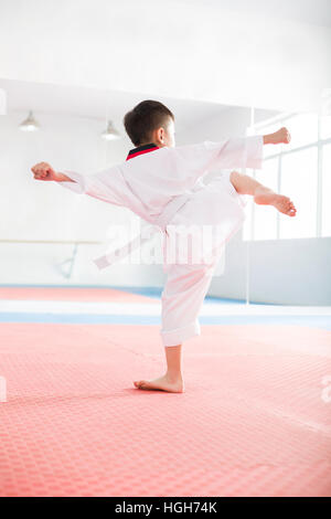 Cute boy pratiquer le Tae Kwon Do Banque D'Images