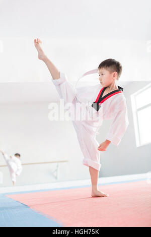 Cute boy pratiquer le Tae Kwon Do Banque D'Images