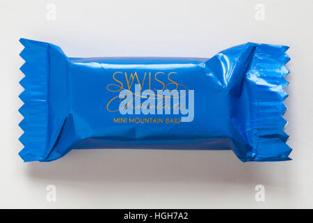 Chocolat au lait suisse mini bar de montagne à partir de l'étain de M&S Le chocolat suisse un assortiment exclusif isolé sur fond blanc Banque D'Images