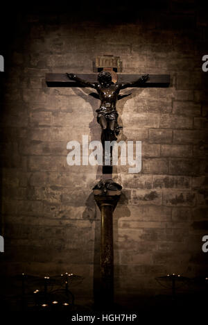 Croix dans Notre Dame de Paris, France Banque D'Images