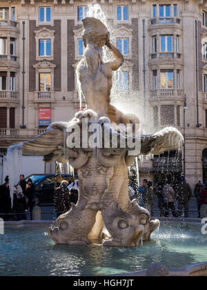 Il fait froid à Rome. De Glaçons pendant une fontaine Banque D'Images