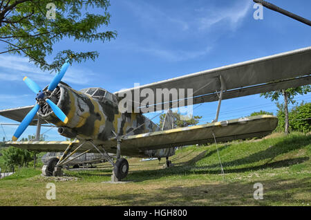 L'Antonov An-2 à la retraite d'aéronefs militaires camouflées Banque D'Images