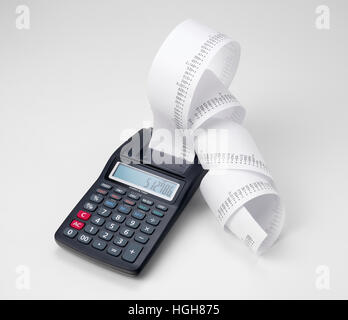 Calculatrice avec rouleau de ruban de la machine à additionner Banque D'Images