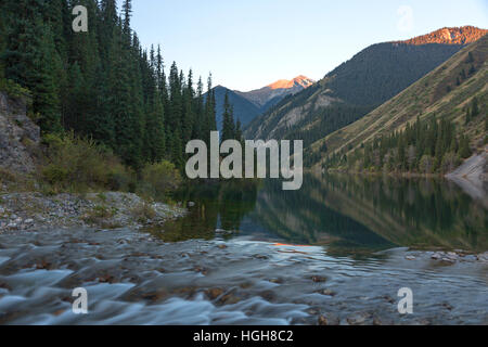 Lac Kolsai et cascades au Kazakhstan Banque D'Images