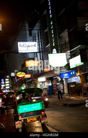 Soi 11 Sukhumvit Road off la nuit à Bangkok - Thaïlande Banque D'Images