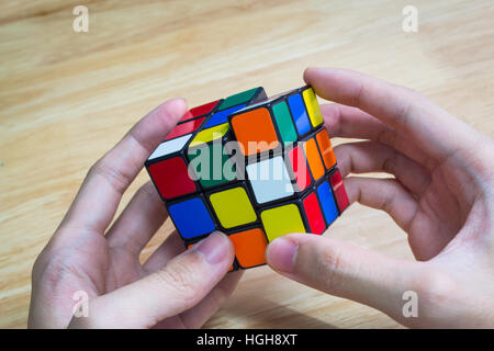 Bangkok, Thaïlande - 9 janvier 2017 : Rubik's cube a été réglé. Banque D'Images