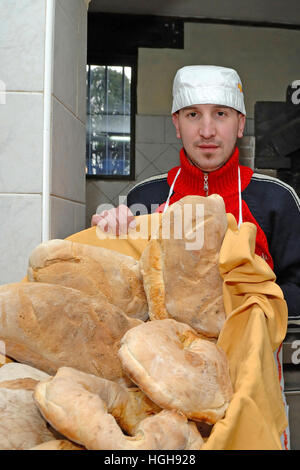 Baker avec un panier de pain, San Martino d'Agri, Basilicate, Italie Banque D'Images