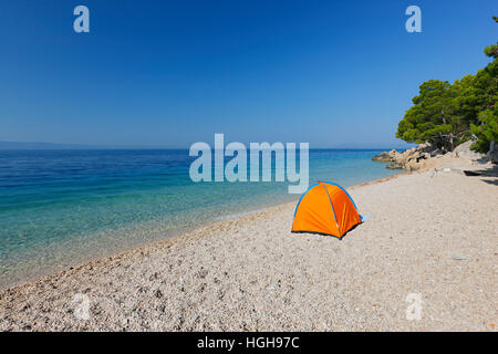Tente sur la plage sur la côte croate de Dalmatie Banque D'Images