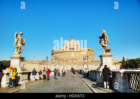 ROME - Le 10 novembre : le Mausolée d'Hadrien (Castel et Ponte Sant'Angelo) avec les gens le 10 novembre 2016 à Rome, Italie. Banque D'Images