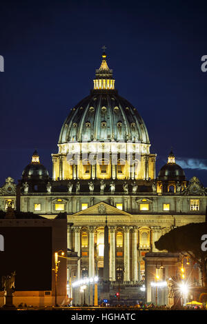 La Basilique Papale de Saint Pierre au Vatican city at night Banque D'Images