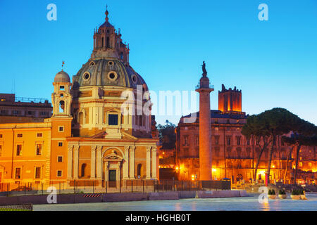 L'église Santa Maria di Loreto et Colonna Traiana à Rome, Italie Banque D'Images