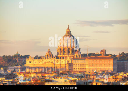 La Basilique Papale de Saint Pierre au Vatican city at night Banque D'Images