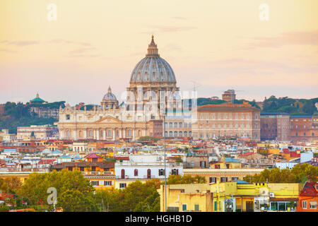 La Basilique Papale de Saint Pierre au Vatican city at night Banque D'Images