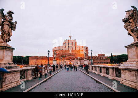 ROME - 07 novembre : le Mausolée d'Hadrien (Castel et Ponte Sant'Angelo) avec les personnes le 7 novembre 2016 à Rome, Italie. Banque D'Images