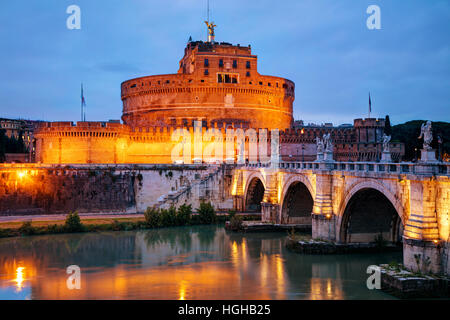 Le Mausolée d'Hadrien (Castel Sant'Angelo) à Rome la nuit Banque D'Images