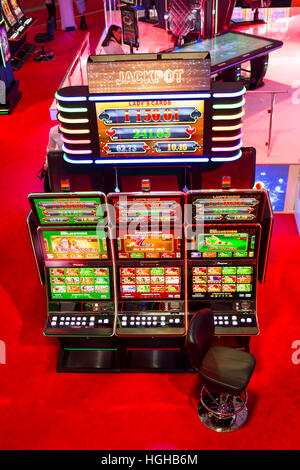 Sofia, Bulgarie - 24 novembre 2016 : les machines à sous sont vus dans un casino dans l'exposition de matériel Inter Expo Centre. Banque D'Images