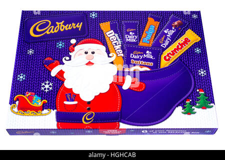 Londres, UK - 4ème Janvier 2017 : un portrait d'une boîte de sélection Noël Cadbury sur un arrière-plan uni, blanc, le 4 janvier 2017. Banque D'Images