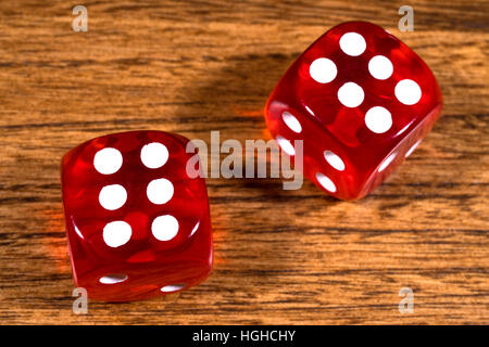 Deux dés rouges sur une table. Banque D'Images