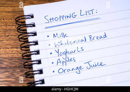 Une liste de courses écrite dans un bloc-notes. Banque D'Images