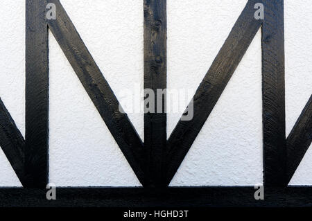 Triangle à angle droit sur la façade d'un bâtiment de style Tudor Banque D'Images