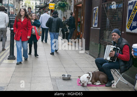 Londres - 27 août 2016 : Musicien de rue à jouer de l'accordéon, avec le chien Banque D'Images