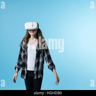 Girl 12- 14yo portant des lunettes de réalité virtuelle jeu de tête, Lunettes VR Banque D'Images