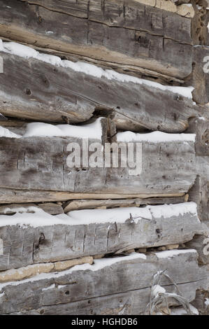 Un hiver festif avec arrière-plan gris argenté vieilli 38mm horizontal avec la neige en entre. Sciage oblique dans l'angle de l'immeuble. Banque D'Images