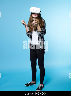 Girl 12- 14yo portant des lunettes de réalité virtuelle jeu de tête, Lunettes VR Banque D'Images