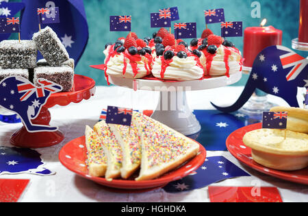 Thème de l'Australie a table avec drapeaux et célèbre l'alimentation, y compris la mini pavlovas, lamingtons, pâtés à la viande et de la féerie du pain. Banque D'Images