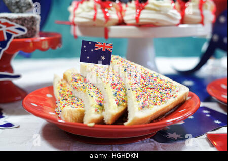 Thème de l'Australie a table avec drapeaux et célèbre l'alimentation, y compris la mini pavlovas, lamingtons, pâtés à la viande et de la féerie du pain. Banque D'Images