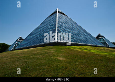 Cette image montre le Muttart Conservatory, un jardin botanique à Edmonton, Canada Banque D'Images