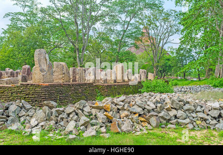 Les ruines de la salle capitulaire (Diyasen paya) de Jetavana Vihara avec le géant de la brique Stupa sur arrière-plan, Anuradhapura, Sri Lanka. Banque D'Images